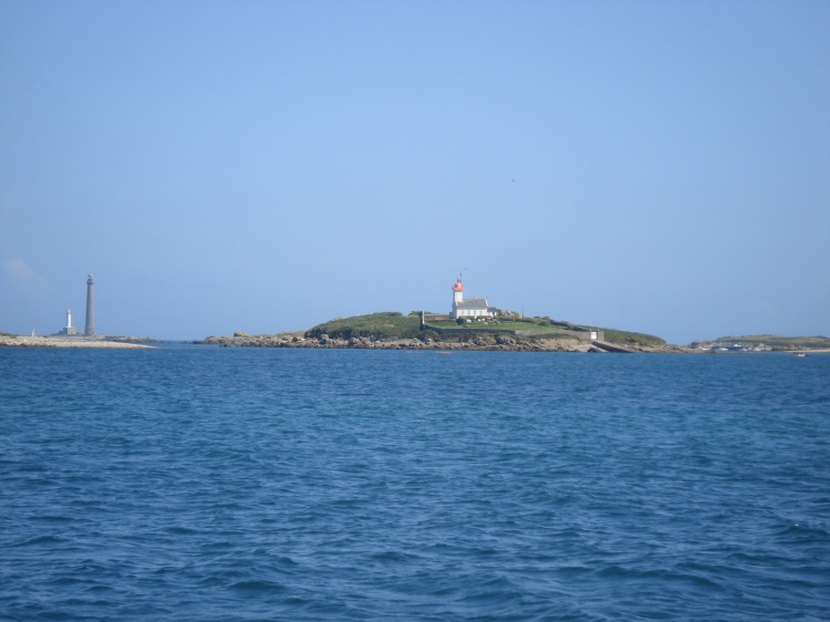 L'entre de l'Aber Wrac'h,  gauche, le phare de l'Ile Vierge 