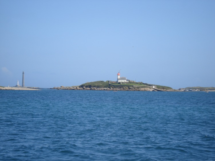 L'entr�e de l'Aber Wrac'h, � gauche, le phare de l'Ile Vierge 