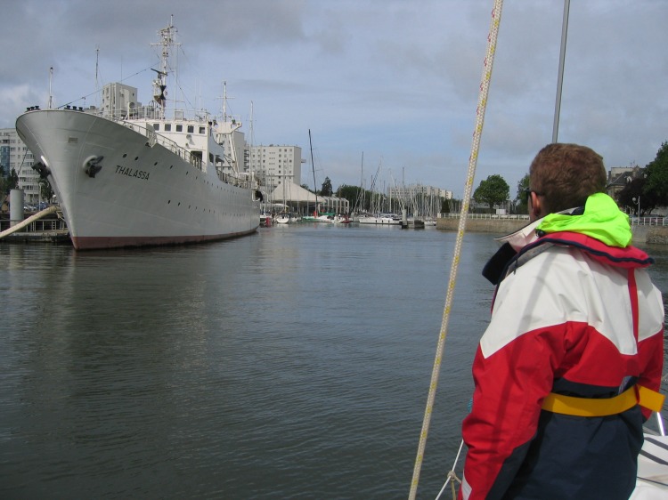 entr�e au port de Lorient Centre, � gauche, le navire Oc�anique, le Thalassa