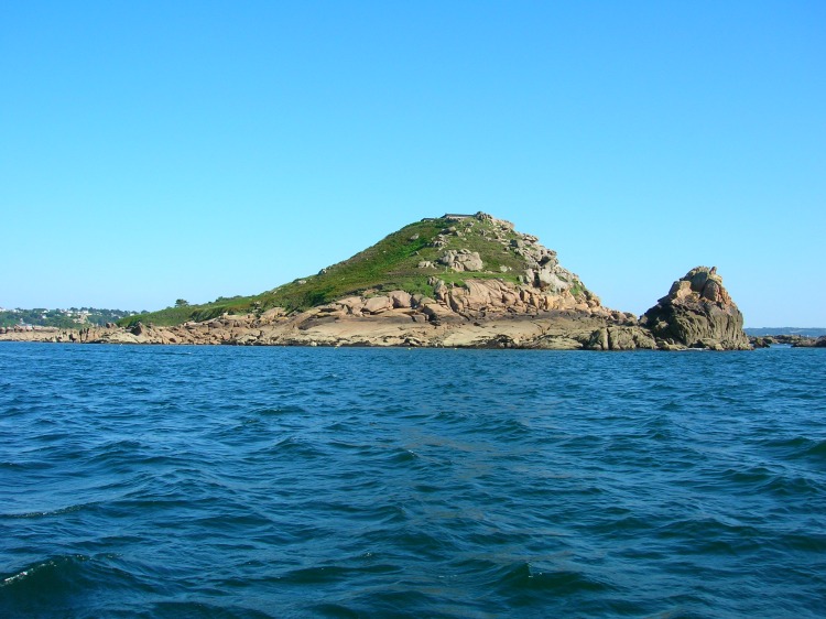 l'Ile Milliau � droite avant l'entr�e du Port