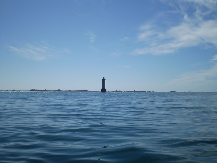 Le Phare de Kron  l'entre du Fromveur, dans l'Est de Ouessant, signale le dbut de l'Archipel de Molne 