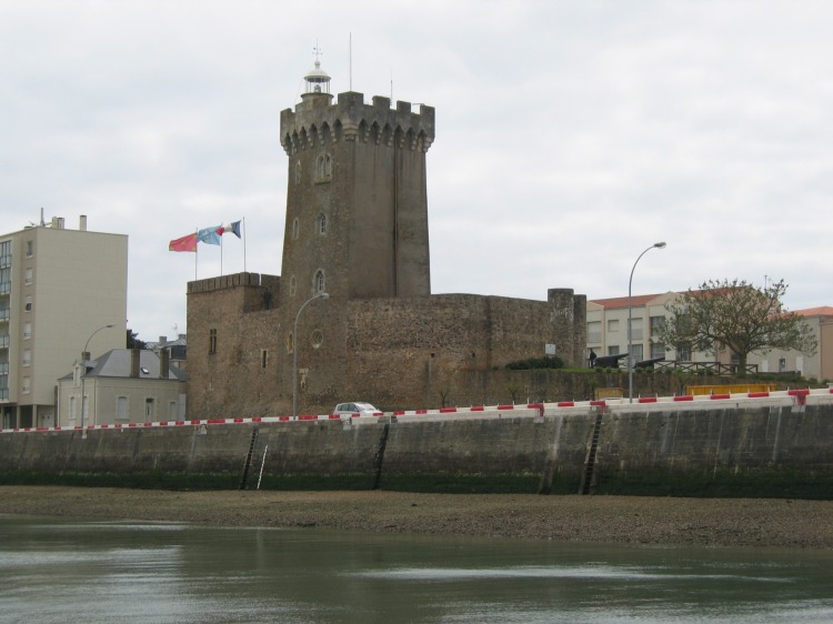 La Tour d'Arundel et le Chateau St Clair dans le chenal d'acc�s au port